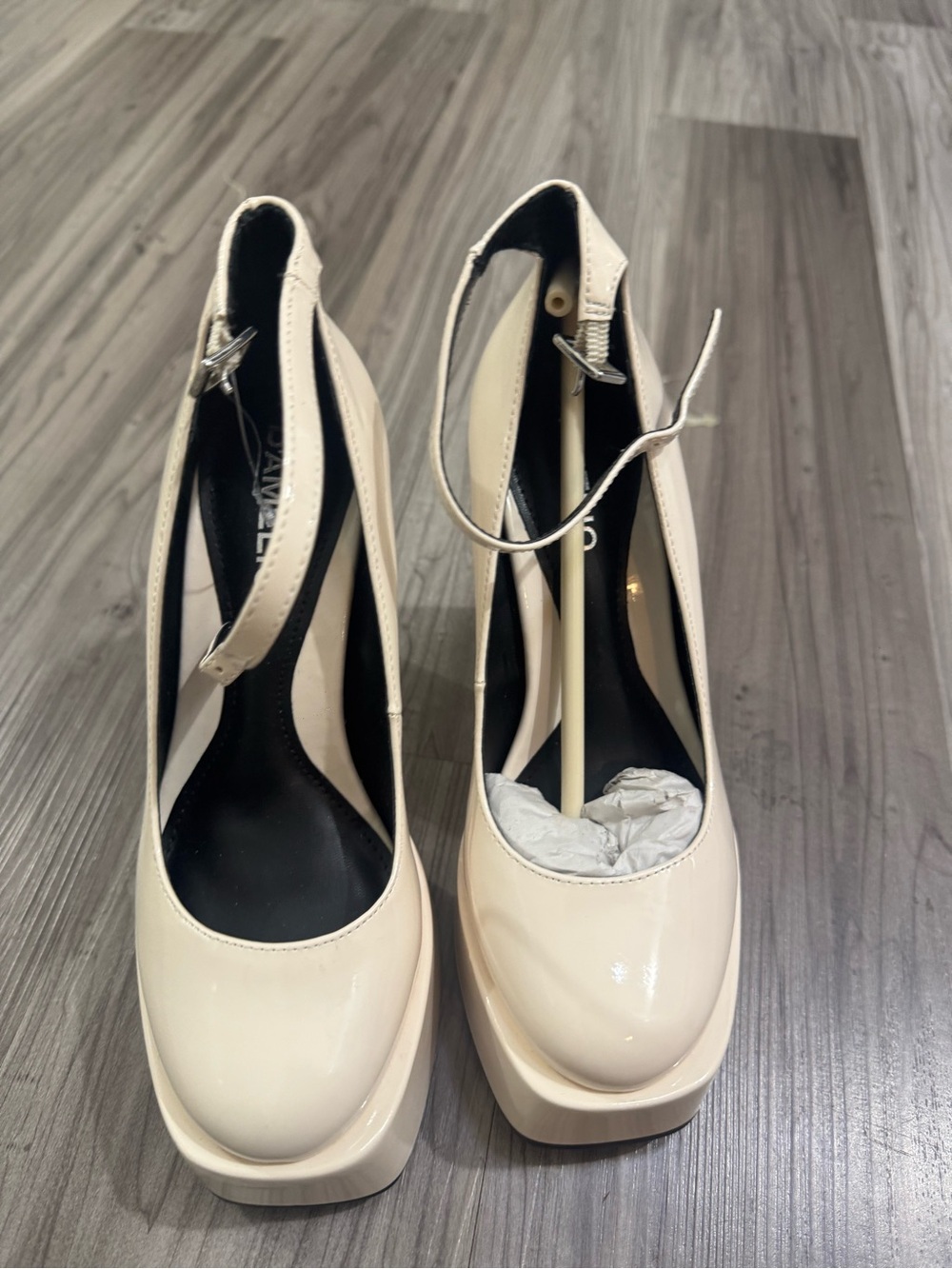 D’Amelio Rayva Patent Leather Platform Heels Cream Size 5.5 New